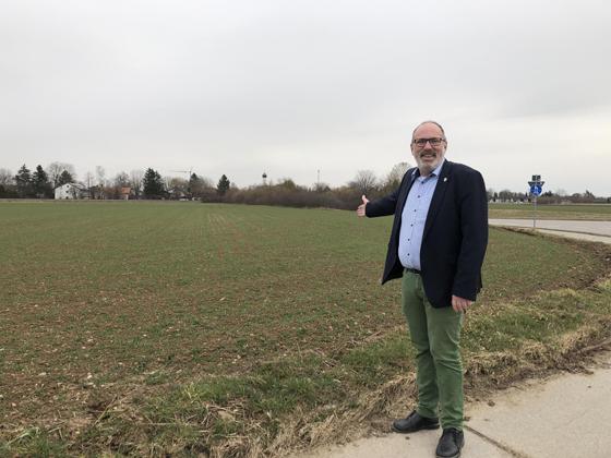 Bürgermeister Dr. Stefan Straßmair präsentiert den Standort für die neue Realschule für den südöstlichen Landkreis, der sich vor den Toren der Gemeinde Hohenbrunn befindet. Foto: hw