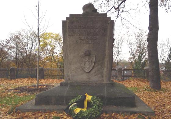 Eine Bürgerinititiave will das Giesinger Kriegerdenkmal vor der Kirche Heilig Kreuz umgestalten. Foto: bs