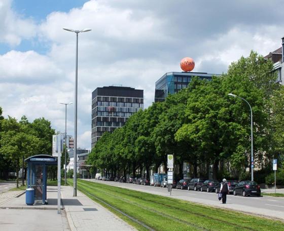 So könnte es bald aussehen an der Anzinger Straße, wenn die neue Tramlinie fährt. Foto: Visualisierung Anno Dietz.