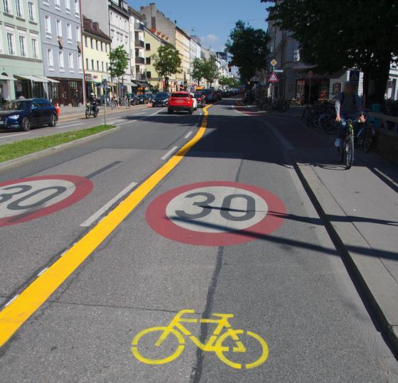 Im Abschnitt zwischen Orleansstraße und Rosenheimer Platz gab es in der Rosenheimer Straße ab dem ersten Corona-Lockdown 2020 bereits testweise die gelb aufgemalten "Pop-up-Bike-Lanes". Foto: Peter Martl