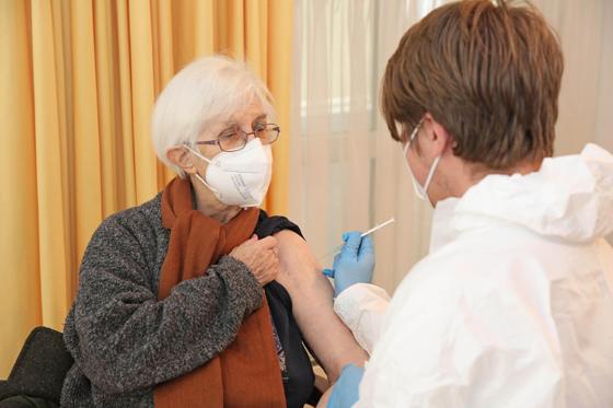 Esther S. (82) erhält ihre Erstimpfung wohnortnah im ASZ Altstadt. Foto: Michael Nagy/Presseamt