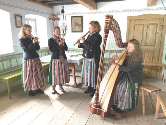  Familienmusik Geiger aus Wasserburg am Inn, von links: Claudia Geiger, Daniela Geiger, Andrea Herzog und Magdalena Geiger. Foto: Bezirk Oberbayern/Stefanie Schatz