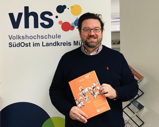 vhs SüdOst-Geschäftsführer Christof Schulz freut sich, das neue Programmheft für das Frühjahrs- und Sommersemester vorstellen zu können. Foto: hs