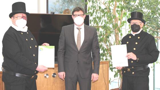 Landrat Martin Bayerstorfer mit den beiden Bezirkskaminkehrermeistern bei der Urkundenübergabe. Foto: LRA