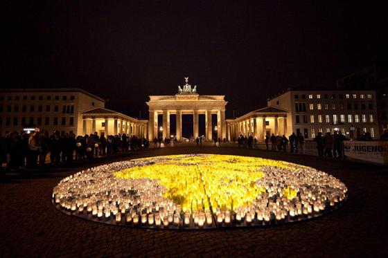 Die Earth Hour ist eine weltweite Klima- und Umweltschutzaktion in Form des Ausschaltens öffentlicher Beleuchtung. Hier eine Aufnahme der Aktion vor dem Brandenbruger Tor in der Berlin 2012. Foto: David Biene / WWF