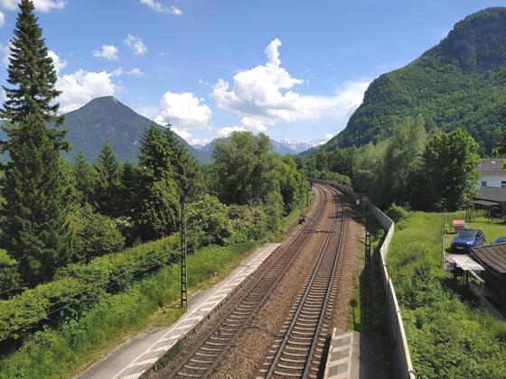 Entlang der wichtigen Bahnstrecke München-Rosenheim-Kufstein setzt die Deutsche Bahn derzeit zusätzliche Lärmschutzmaßnahmen um. Foto: Stefan Dohl