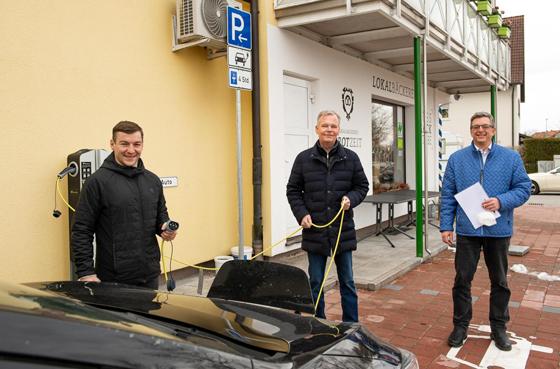 Engagieren sich gemeinsam für den Ausbau des E-Ladesystems: Nico Scheller, Bürgermeister Jan Neusiedl und Peter Klessinger (v. l.). Foto: Gem. Grünwald