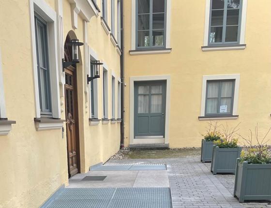 Der nördliche Zugang zum Ismaninger Rathaus hat nun einen breiten barrierefreien Eingang. Foto: Gemeinde Ismaning