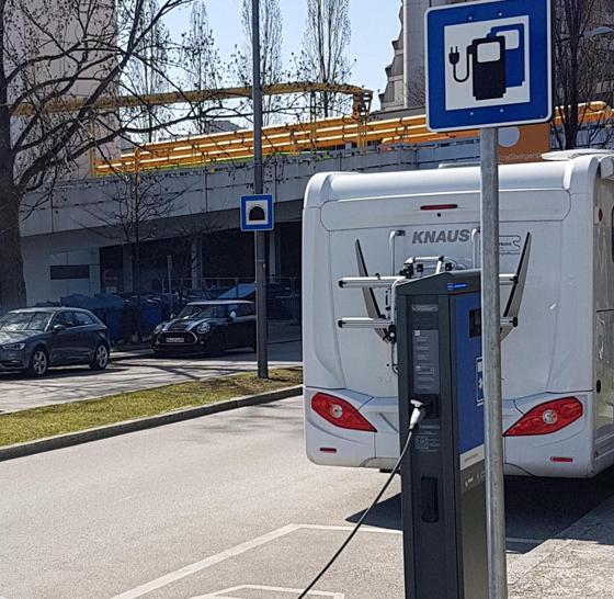 Die Gemeinde Unterföhring will neue Ladepunkte für Elektrofahrzeuge schaffen. Foto: bs