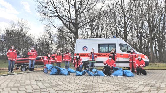 Die 11 fleißigen Taucher und Helfer des diesjährigen Ramadama mit dem gesammelten Müll. Foto: BRK