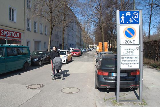Alles andere als kinderfreundlich: Ein Abschnitt der Lothringer Straße ist als "Spielstraße" ausgewiesen, doch Parkplätze dominieren den Gesamteindruck. Foto: Peter Martl