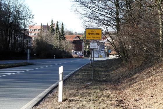 Die Bundesstraße 304 läuft direkt durch und entlang der Kirchseeoner Ortsteile. Foto: Anne Wild