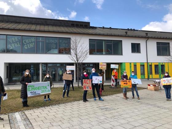 Ende März fand in Unterbiberg eine Klima-Demo statt. Die verschiedenen Teilnehmer fordern ein Umdenken in Politik und Wirtschaft. Foto: Privat