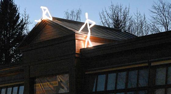 Auch auf dem Dach des Kallmann-Museums haben sich die Lichtmenschen niedergelassen. Foto: Ursula Baumgart/Gemeinde Ismaning