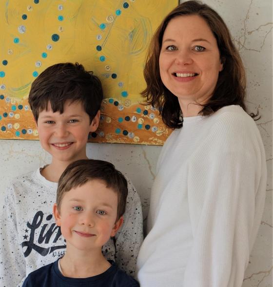 Künstlerin Katy Menci mit ihren Söhnen Bastian und Manuel (Vorne). Foto: oh