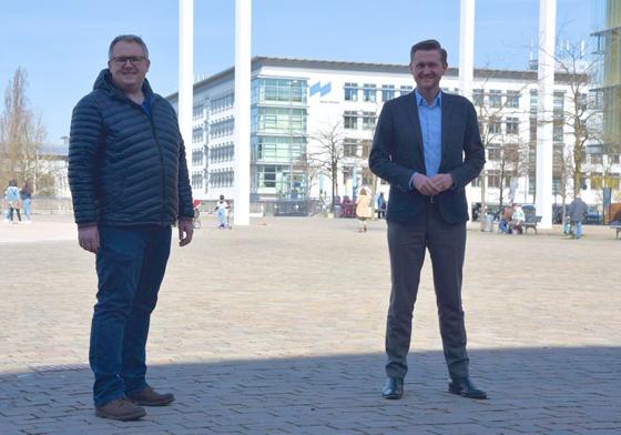 Stadtrat Sebastian Schall und Bundestagsabgeordneter Dr. Wolfgang Stefinger setzen sich für eine bessere medizinische Versorgung in der Messestadt ein. Foto: oh