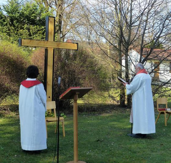 Pfarrer Norbert Joschko segnete das Kreuz im Geltinger Pfarrgarten nach der Karfreitagsliturgie. Foto: Georg Rittler