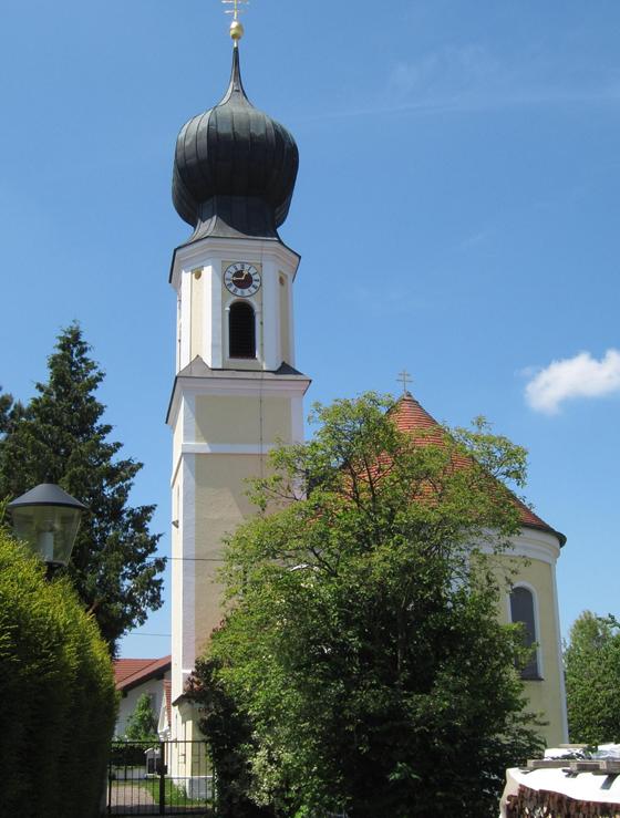Mittbach gehört zum Gemeindegebiet von Isen. Markant ist die Kirche St. Urban. Foto: AHert, CC BY-SA 3.0