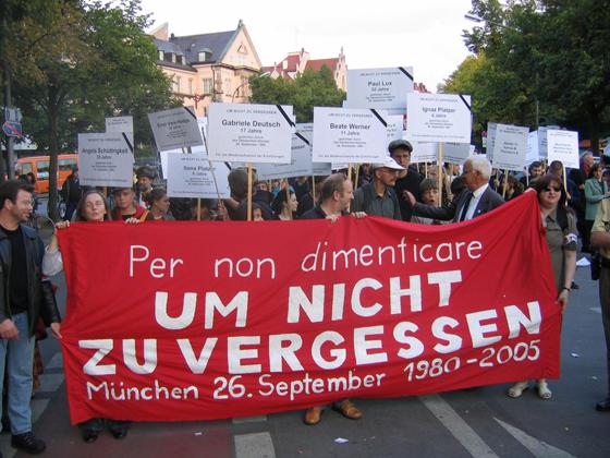 Das Oktoberfestattentag ist der bisher schwerste Terrorakt in der bundesdeutschen Geschichte. Hier eine Aufnahme des Demonstrationszuges am 25. Jahrestag. Foto: Rufus46 , CC BY-SA 3.0