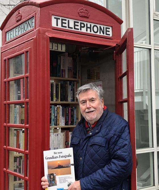 Der Vorsitzende des Städtepartnerschaftskreises, Thomas Jaeger, freute sich über die Einweihung des ersten internationalen Bücherschrankes. Foto: hw
