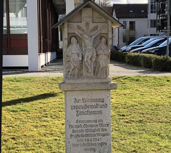 Mit diesem Mahnmal erinnert die Gemeinde Grünwald an Dr. Thomas Max, der kurz vor Kriegsende hier erschossen wurde. Foto: hw