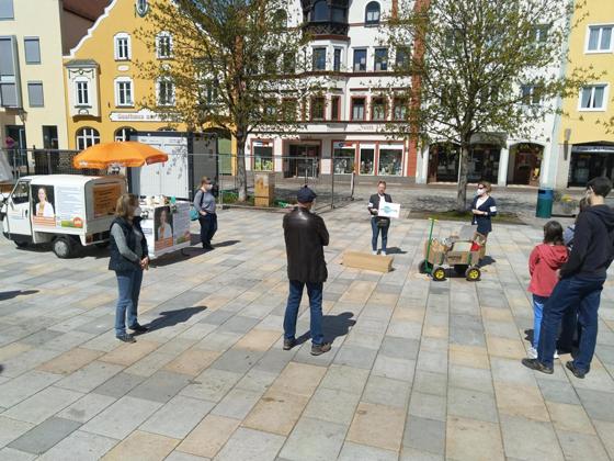 Die beiden Referentinnen (im Hintergrund) und die Teilnehmer im großen Kreis um den ÖDP-Infostand am Marienplatz in Dorfen. Foto: Wolfgang Reiter