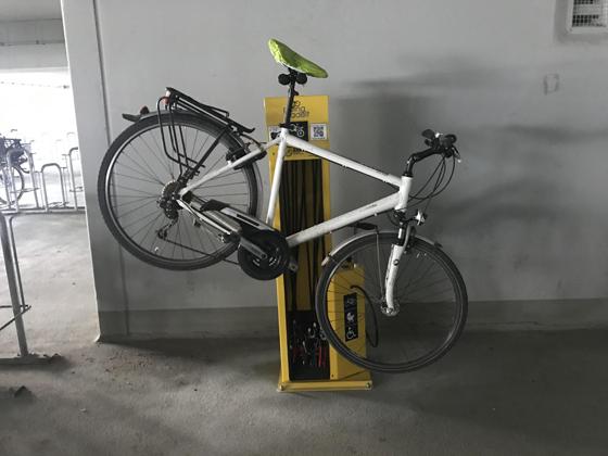 An der Fahrradservicestation können kleine und große Reparaturen erledigt werden. Foto: Gemeinde Poing