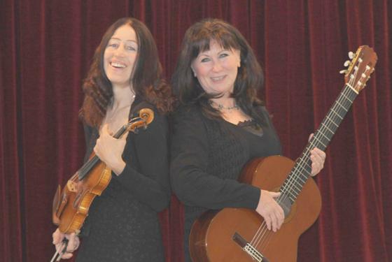 Sunny Howard und Ingrid Westermaier begeistern ihre Zuhörer mit Geige und Gitarre.