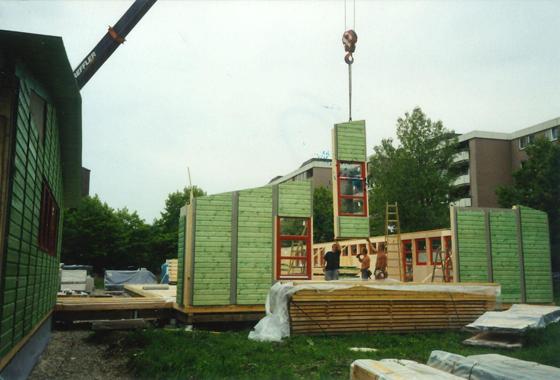 Come in 2001: Die Wandpaneele für das Come in Neuperlach kommen 2001 angeschwebt. Foto: KJR