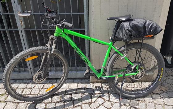 Der Fahrer hatte aus einem gewöhnlichen Fahrrad ein Kraftrad gebaut. Foto: Polizei München