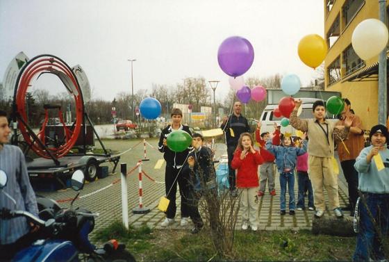 RIVA-Nord Eröffnung 2001: Die Eröffnungsfeier des Kinder- und Jugendraums RIVA NORD vor 20 Jahren war voller bunter Luftballons. Archivbild: KJR