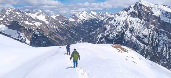 Während in den Tallagen schon milde Temperaturen herrschen, erwarten die Bergsportler in der Höhe zum Teil noch winterliche Bedingungen. Foto: Stefan Dohl