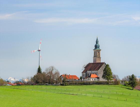 Das Windrad und die Kirche in Alxing. Foto: Reinhold Pelz