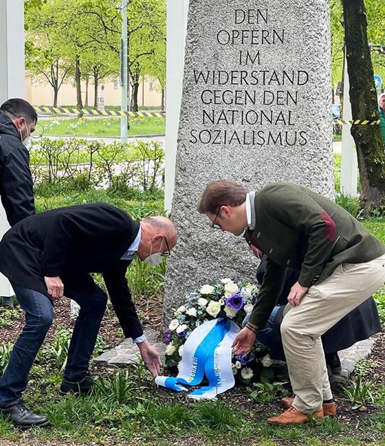Bernhard Loos (links) bei der Niederlegung des Gedenkkranzes. Foto: Bernhard Loos