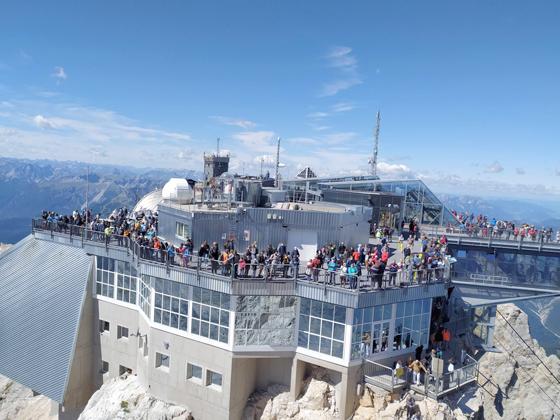 Beliebtes Touristenziel: Auch Seilbahnfahrten auf dem Gipfel der Zugspitze sollen ab den 21. Mai wieder erlaubt werden. Foto: Stefan Dohl