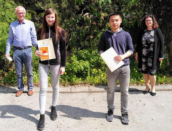 Schulleiterin Regine Hofmann und Fachbetreuer Johann Stitzl gratulieren den Mathe-Assen Melina und Yu. Foto: AFG