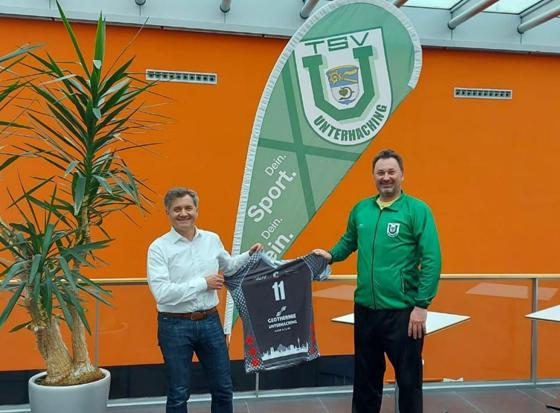 Mihai Paduretu bedankt sich bei Wolfgang Geisinger, Geschäftsführer der Geothermie Unterhaching für die Weiterführung des Sponsorings. Foto: TSV Unterhaching