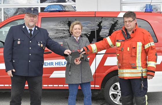 Bei der Spendenübergabe an der Feuerwehr Helfendorf v.l.. Vorstand Hans-Peter Huber, Christine Kochwagner, Kommandant Korbinian Kroiß. Foto: CLAUS SCHUNK