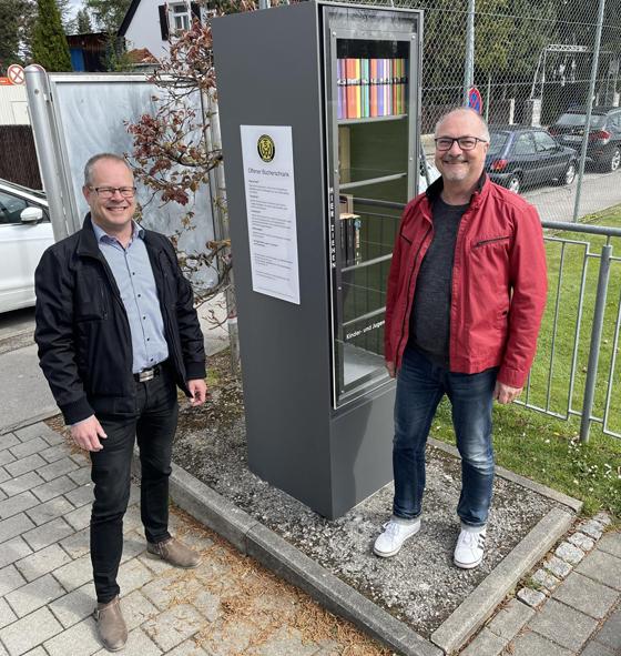 Stefan Ziegler und Josef Bichler freuen sich über den neuen Bücherschrank beim TSV Waldtrudering. Foto: Privat