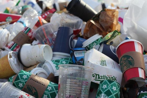 Zahlreiche Coffee-To-Go-Becher landen gerade pandemiebedingt in den Mülleimern. Foto: Jasmin Sessler/CCO