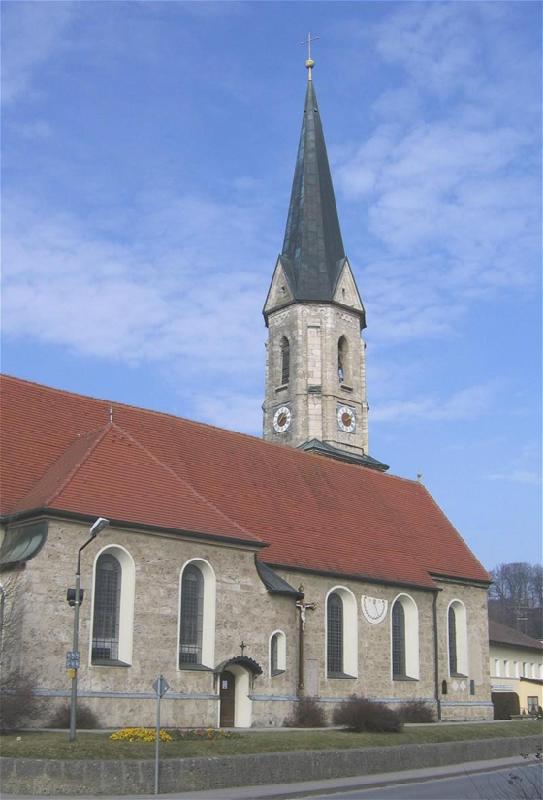 Die größte katholische Kirche, die St.-Georg-Kirche, befindet sich im Zentrum Aßlings. Foto: Rufus46, CC BY-SA 3.0