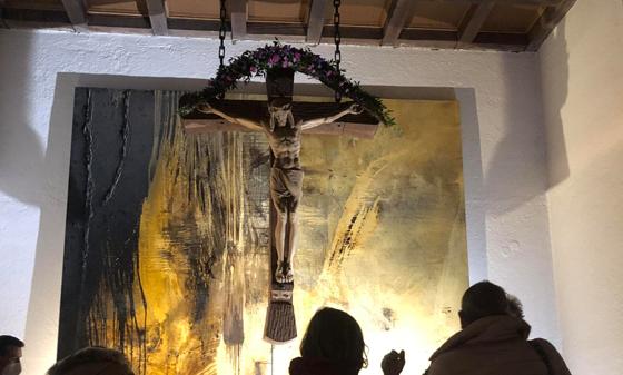 Noch schmückt das Leih-Kunstwerk von Peter Casagrande die Heilandskirche in Unterhaching, ein Muss für alle Kunstliebhaber. Foto: VA