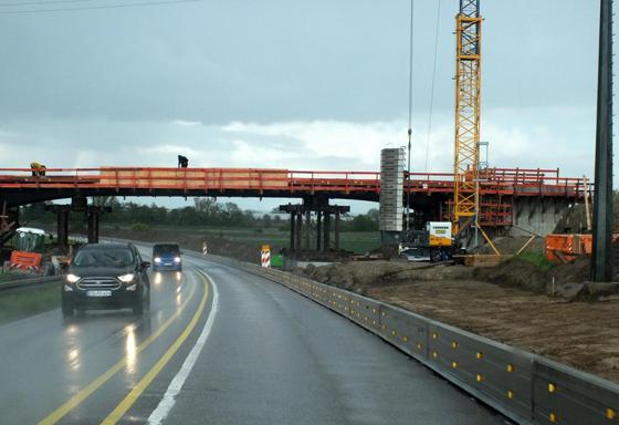 Etliche Brücken müssen neu gebaut werden, damit die breitere Straße Platz hat. Das erhöht nicht nur die Kosten, sondern verkompliziert auch den Ablauf der ganzen Baustelle. Foto: kw