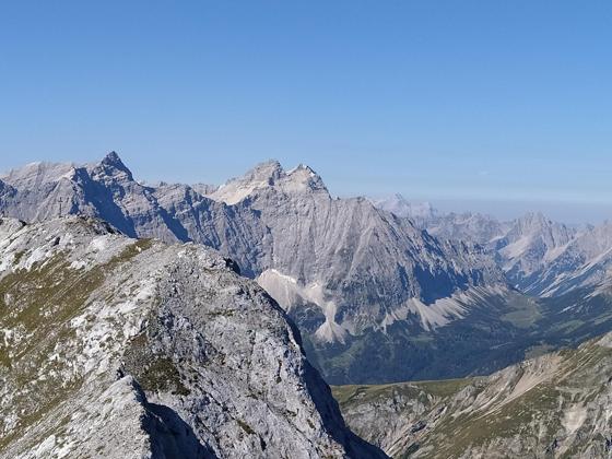 Mehr Karwendel geht fast nicht. Spannender Blick vom Gamsjoch-Hauptgipfel zum westlicheren Vorgipfel mit dem schmucken Gipfelkreuz.  Foto: Stefan Dohl