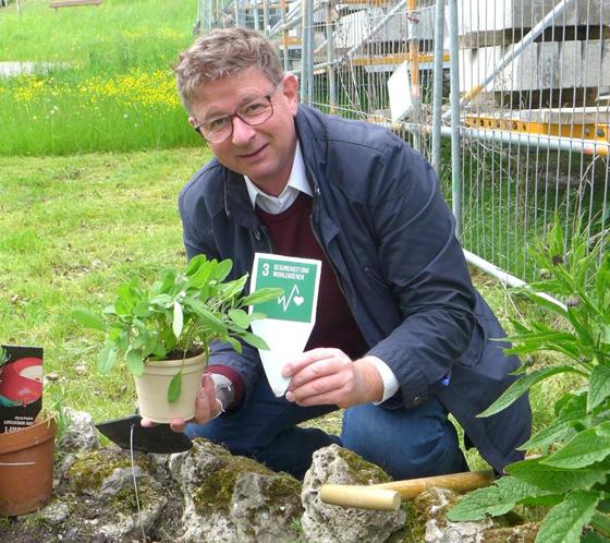 Gemeinsam mit Bürgermeister Ulrich Proske wurde die Kräuterspirale am Museum Wald und Umwelt mit neuen Kräutern bepflanzt. Foto: Stadt Ebersberg