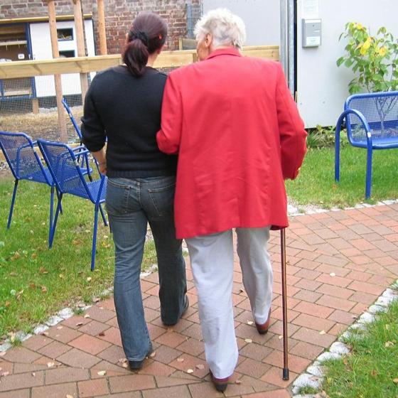 Manch älterer Mitbürger aus dem Münchner Norden, benötigt Unterstützung im Alltag. Foto: geralt, CC0
