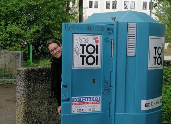 Die stellvertretende BA-Vorsitzende Lena Sterzer freut sich, dass es im Hypopark schon eine provisorische Toilette gibt. Weitere an anderen Plätzen sollen folgen. Foto: Anno Dietz