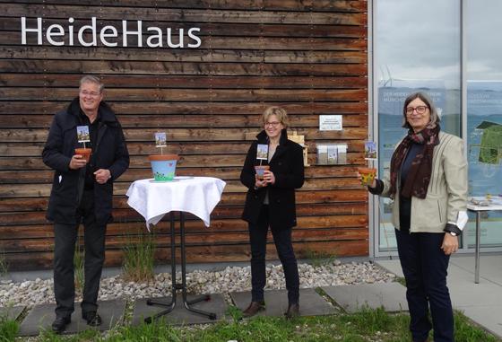 Von links: Dietmar Gruchmann, Vorsitzender des Heideflächenvereins, MdL Natascha Kohnen und Christine Joas, Leiterin der Umweltstation HeideHaus. Foto: Heideflächenverein