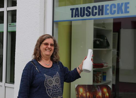 Versprüht Freude: Sissy Melinz von Foodsharing München engagiert sich für den Fair-Teiler und die neue Tauschecke. Wer auch helfen möchte, kann sich vor Ort in eine Liste eintragen. Foto: Stadt Unterschleißheim