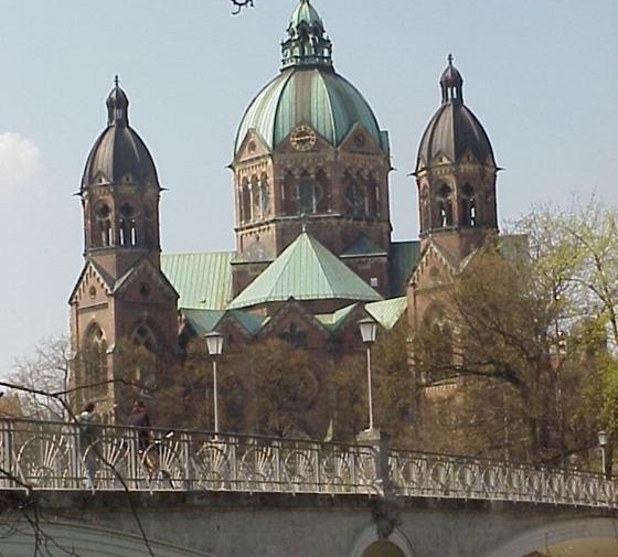 Blick auf die Kirche St. Lukas mit dem Kabelsteg. Foto: Archiv